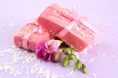 Mor zemin üzerine doğal el yapımı Sabun