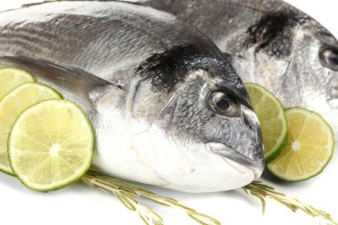 iki balık dorado limon ile üzerine beyaz izole.