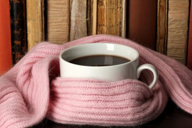 kahve eşarp kitaplar zemin üzerine sarılmış