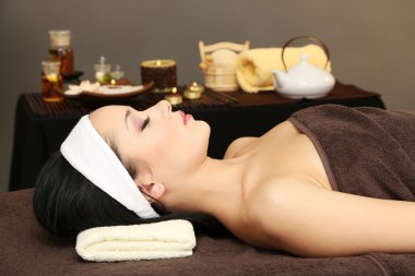 güzel bir genç kadın spa salonda, koyu arka plan