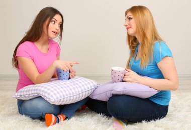 iki kız arkadaş odası iletişim kurmak.