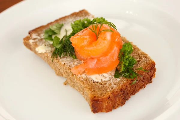 Zalm sandwich op plaat, close-up — Stockfoto