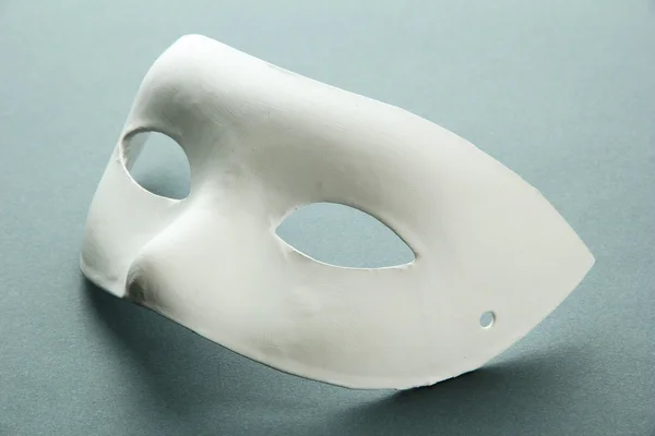 Białe maski, na szarym tle — Zdjęcie stockowe