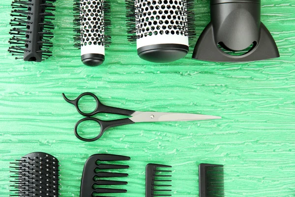 Расчёски, фен и режущие ножницы, на цветном фоне — стоковое фото