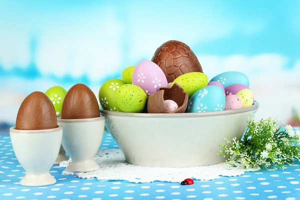 Skład jaja wielkanocne i czekolady na naturalne tło — Zdjęcie stockowe