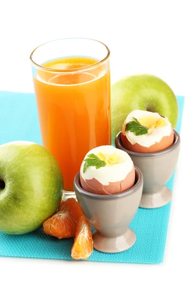 Haşlanmış yumurta ve üzerinde beyaz izole meyve suyu, bir bardak hafif Kahvaltı — Stok fotoğraf