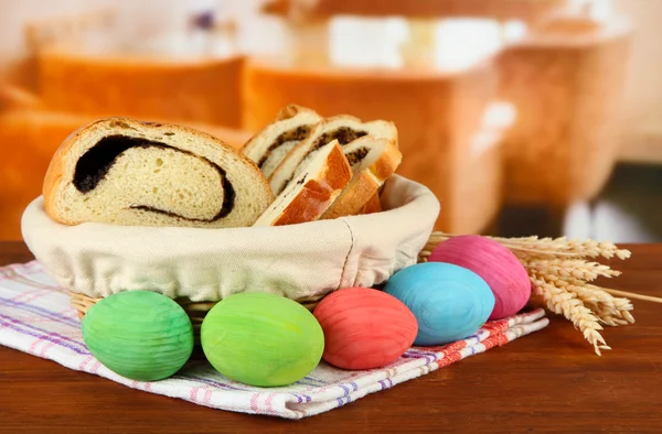 Brood met papaver zaad in rieten mand, op lichte achtergrond — Stockfoto