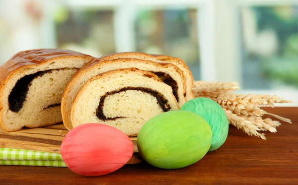 Brood met maanzaad op snijplank, op lichte achtergrond — Stockfoto