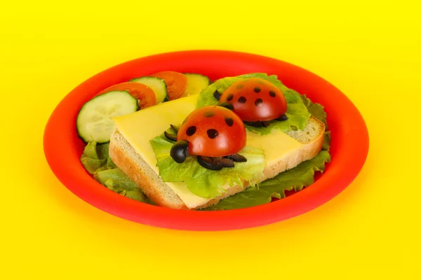 Comida divertida para crianças no fundo amarelo — Fotografia de Stock