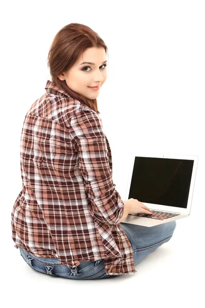 Mooie jonge vrouw met laptop geïsoleerd op wit — Stockfoto