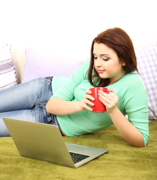 Mulher bonita trabalhando no laptop no quarto — Fotografia de Stock