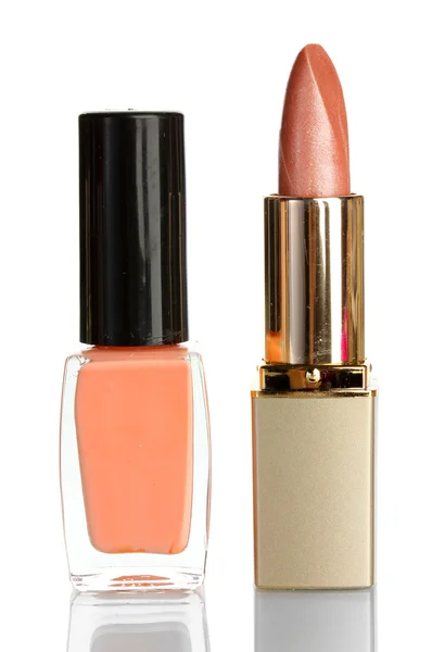 Mooie kleur lipstick en nagellak geïsoleerd op wit — Stockfoto