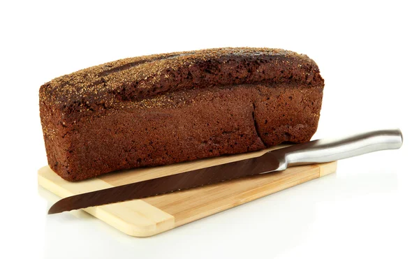 Pane nero con semi di sesamo e coltello su tavola di legno isolato su bianco — Foto Stock