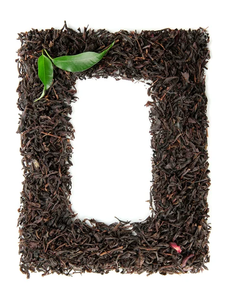 Rám suché černého čaje se zelenými listy, izolované na bílém — Stock fotografie