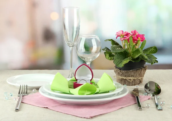 明るい背景のロマンチックなテーブル — ストック写真