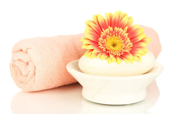 Rolled pink towel, soap bar and beautiful flower isolated on white — Stock Photo, Image