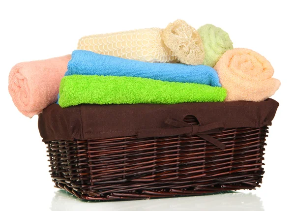 浴室的毛巾折叠在柳条篮上白色隔离 — 图库照片