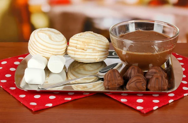 Kom van chocolade en snoepgoed op tafel in café — Stockfoto