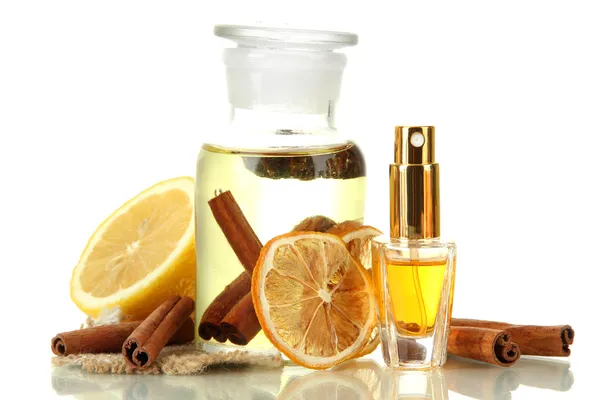 Frascos con ingredientes para el perfume, aislados en blanco — Foto de Stock