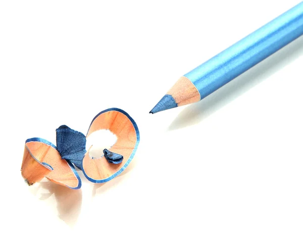 Kozmetik kalem ve talaşı, üzerinde beyaz izole — Stok fotoğraf