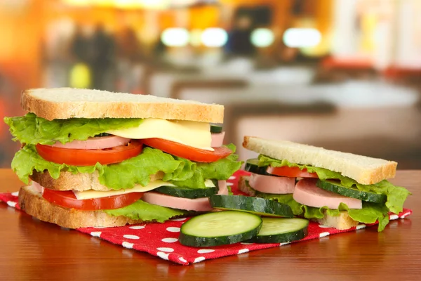 Läckra smörgåsar på bord i café — Stockfoto
