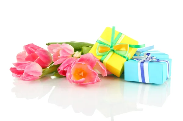 Rosa Tulpen und Geschenkboxen, isoliert auf weiß — Stockfoto