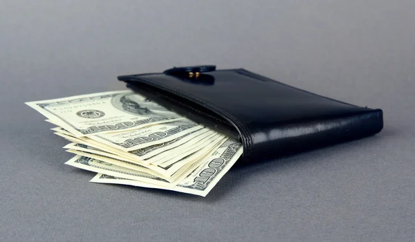 Brieftasche mit Hundert-Dollar-Scheinen, auf farbigem Hintergrund — Stockfoto