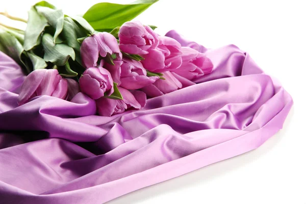 Schöner Strauß lila Tulpen auf Satintuch, isoliert auf Weiß — Stockfoto