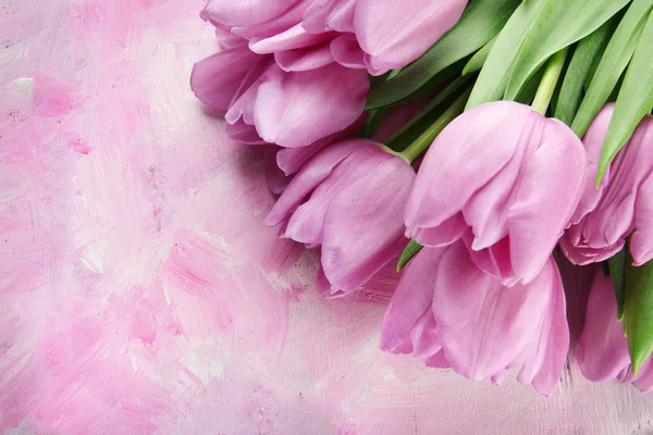 Bellissimo bouquet di tulipani viola su sfondo di legno rosa — Foto Stock