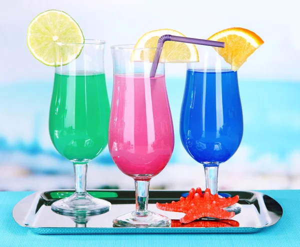Glasögon av cocktails på bordet nära pool — Stockfoto