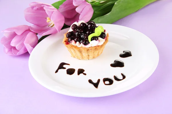 Słodkie ciasto z blackberry i czekolada sosem na talerzu, kolor tła — Zdjęcie stockowe