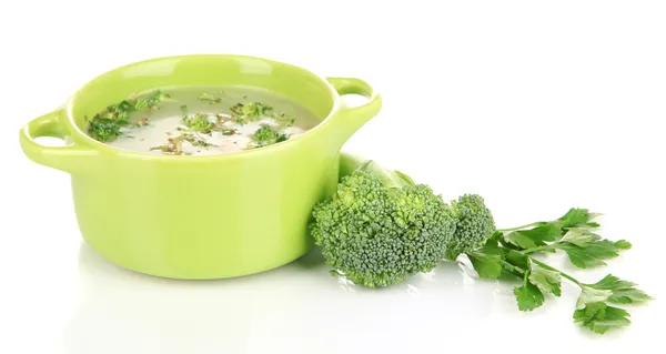 Soupe diététique aux légumes dans une casserole isolée sur blanc — Photo