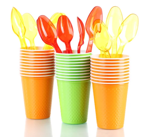 Чашки и ложки разного цвета изолированы на белом — стоковое фото