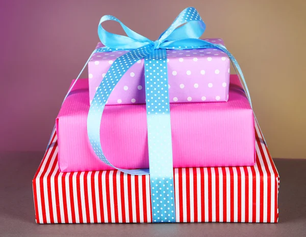 礼品盒用颜色背景上丝带绑 — 图库照片