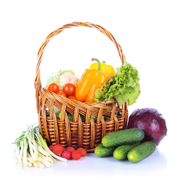 Verduras frescas en canasta de mimbre aisladas sobre blanco —  Fotos de Stock