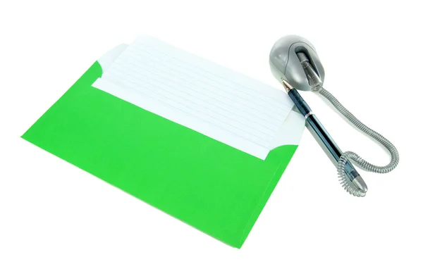Envelope com caneta isolada sobre branco — Fotografia de Stock