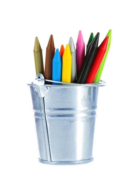 Barevné tužky v kbelíku izolované na bílém — Stock fotografie