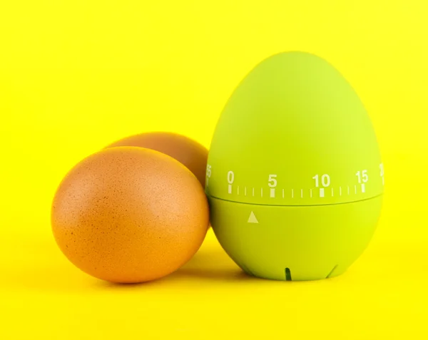 Zielony zegar jaj oraz jaj, na kolor tła — Zdjęcie stockowe