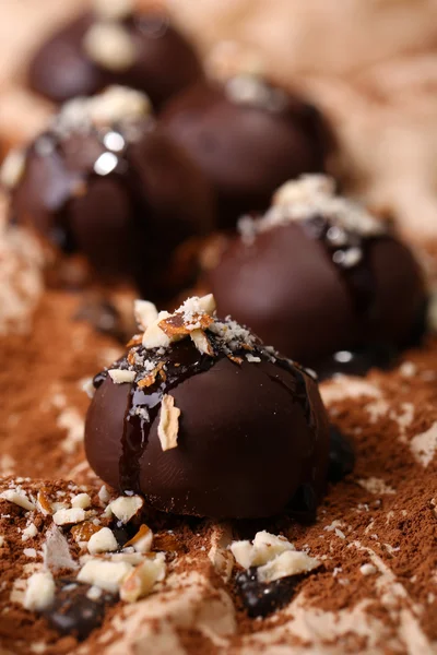 Chocolade snoepjes met noten, close-up — Stockfoto