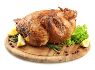 ahşap plaka üzerinde beyaz izole limon, Bütün kavrulmuş tavuk