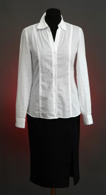 beyaz gömlek ve ceket manken üzerinde renk arka plan üzerinde siyah etek