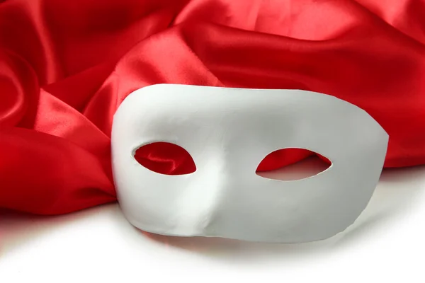 Біла маска і червона шовкова тканина, ізольовані на білому — стокове фото