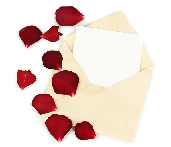 Старый конверт с чистой бумагой и сушеными лепестками роз, изолированными на белом — стоковое фото