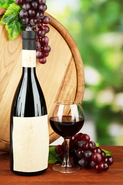 Komposition aus Wein, Holzfass und Traube, auf hellem Hintergrund — Stockfoto