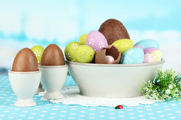 Samenstelling van Pasen en chocolade-eieren op natuurlijke achtergrond — Stockfoto