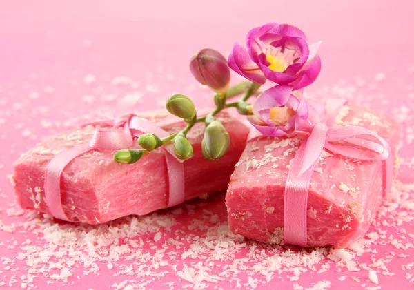 Естественное мыло ручной работы, на розовом фоне — стоковое фото