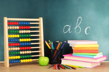 oyuncak abacus, kitap ve okul Danışma arka plan üzerinde tablo kalemleri