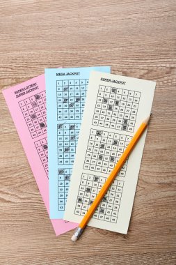 piyango bileti ve ahşap zemin üzerine kalem
