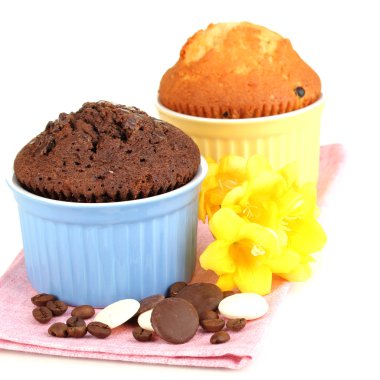 Cupcakes için pişirme üzerinde beyaz izole kase