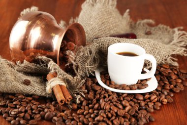 cezve ve kahverengi ahşap zemin üzerinde cup